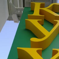 Консольная двусторонняя конструкция со световыми буквами «Кухни», Калуга
