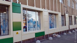 Примыкание дверных и оконных проемов выполнено в виде составных кассет