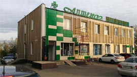 Смонтированный фасад первого этажа и монтаж кассет над главным входом в здание