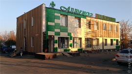 Монтаж кассет второго этажа лицевой стороны фасада