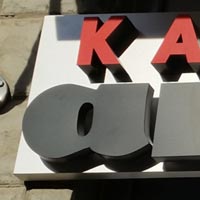 Объемные световые буквы с контражуром на подложке из композита